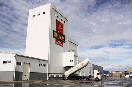 Unloading the semolina at the pasta factory